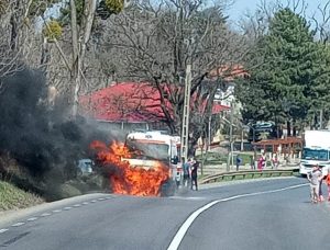 ambulanta-cuprinsa-de-flacari