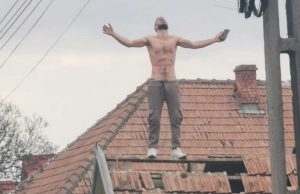 tanar urcat pe acoperis